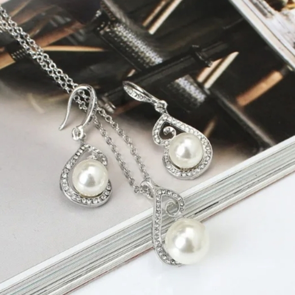 Beautiful Faux Pearl Set - Picture 2 of 6